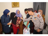 Ayah dan Ibunya Ditahan Polisi, Bayi Ini Diasuh Neneknya