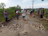 Perbaiki Jalan Desa, Warga Dusun Pining II dan Samperaja Gotong Royong