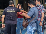 Tak Terima Mau Diceraikan, Suami Tusuk Istrinya di ATM