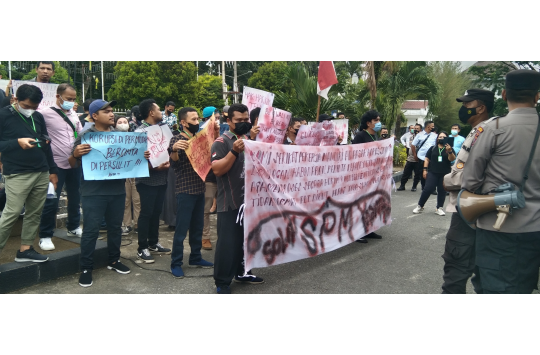 8 Bulan Tak Digaji, Puluhan Pegawai PD PHJ Demo