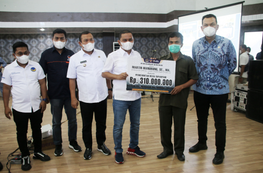 Anggota DPR RI Martin Manurung Salurkan Bantuan Rp 1.5 M ke Tapteng
