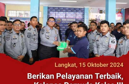 Pembagian alat makan dan minuman kepada WBP