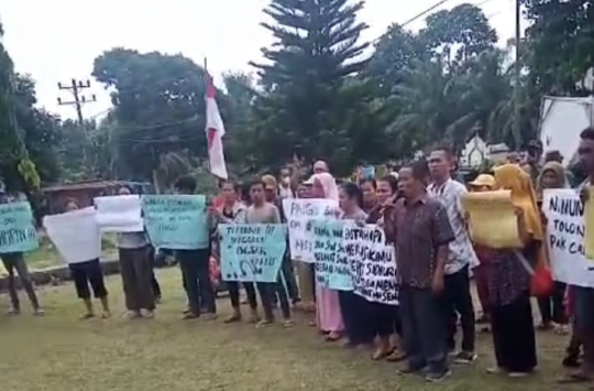 Ratusan warga demo di Kantor Camat Hatonduhan desak Pangulu Nagori Bosar Nauli mundur dari jabatannya