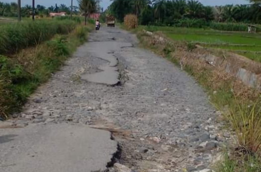 Kondisi jalan kopak kapik puluhan tahun di Nagori Saribu Asih