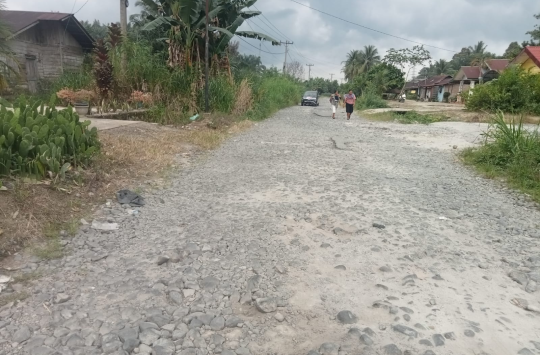 Kondisi jalan rusak yang dikeluhkan warga Kecamatan Hatonduhan