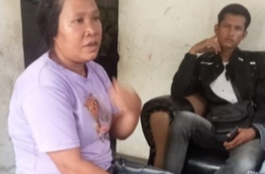 Orang tua korban saat dijumpai di rumahnya