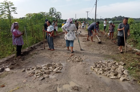 Puluhan warga Dusun Pining II, dan Dusun IV Samperaja, Nagori Bosar Galugur, Kecamatan Tanah Jawa, Kabupaten Simalungun bergotong royong (Nimrod /Kabarnas.com)