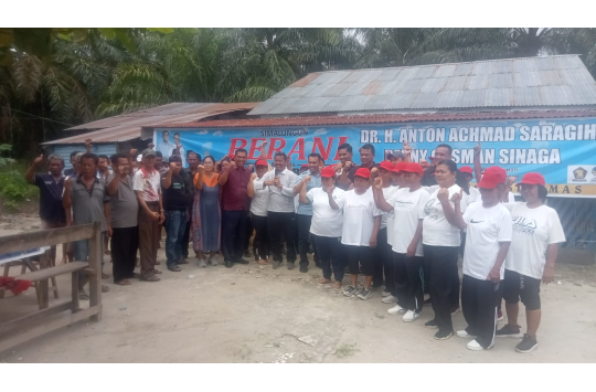 Benny Gusman Sinaga bersama anggota DPRD Simalungun dan warga foto bersama usai acara senam