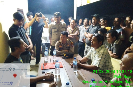 Tim Polda Sumut didampingi personel Polsek Tanah Jawa interogasi warga Huta Bayu karena diduga terlibat judi oline