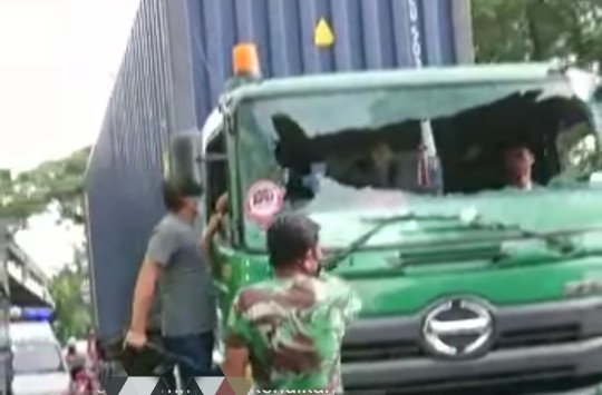 Video Pria Pecahkan Kaca Mobil Truk Viral di Medsos